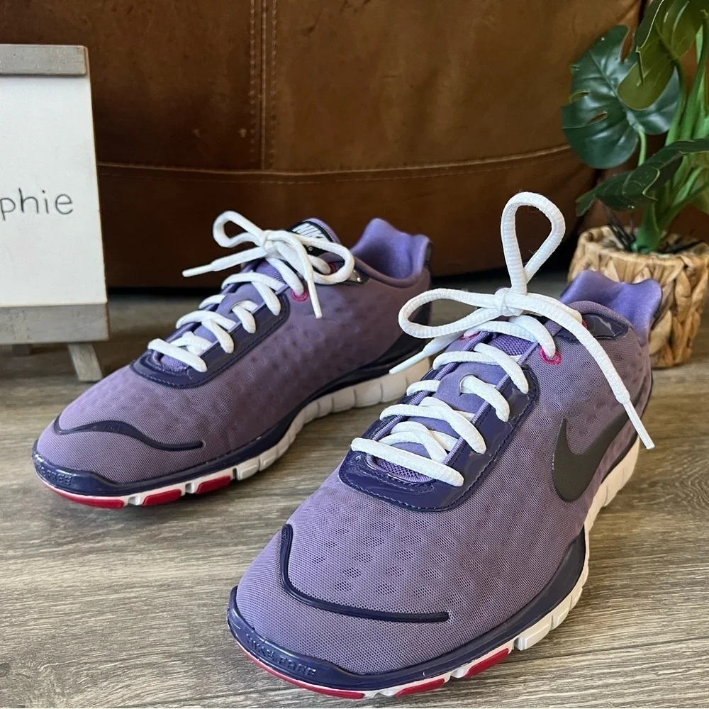 Nike Free TR Luxe 2.0 Purple and Pink Sneakers. Size 8.5